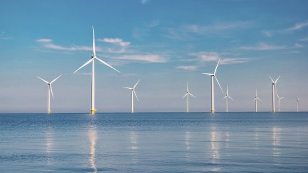 Výstavba větrných elektráren na moři, kde je vítr stabilnější a silnější, otevírá nové možnosti pro efektivní a spolehlivou výrobu energie. Foto: fokke baarssen, Shutterstock
