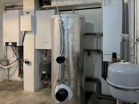 Tepelné čerpadlo (vlevo) spolu se zachováním plynového kotle (vpravo) umožňuje volit zdroj vytápění na základě aktuální ceny plynu a elektřiny. Foto: Helena Hejhálková