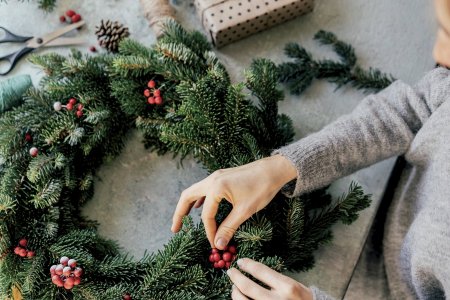 Adventní věnec neodmyslitelně k Vánocům patří a je jen na vás, jaký si vyrobíte. Foto: Ilona Kozhevnikova, zdroj: Shutterstock
