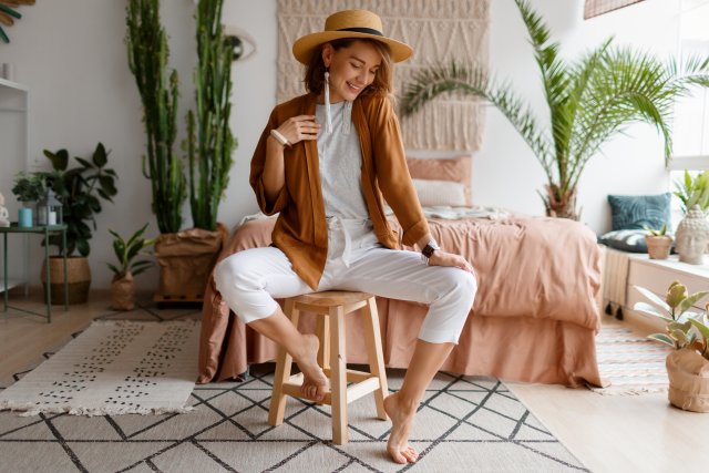 Slovo „boho“ je zkratka pro bohémský styl, který se inspiruje životním stylem hippies 60. a 70. let. Boho není jen o oblékání nebo bydlení, ale i o způsobu myšlení. Je to svoboda, nespoutanost a touha žít v souladu s přírodou, vlastní intuicí a kreativitou. Zdroj: Svitlana Sokolovska, Shutterstock