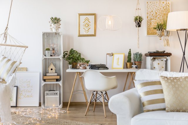 Chcete pověsit na stěnu malbu od svého kamaráda nebo starou fotografii vaší babičky? V boho stylu to je nejen možné, ale i vítané. Zdroj: Ground Picture, Shutterstock