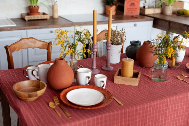 Boho styl vyniká kombinací přírodních barev, jako je terakota, olivová nebo béžová, které se skvěle doplňují s výraznými akcenty bordó či smaragdové. Zdroj: Vivite, Shutterstock 