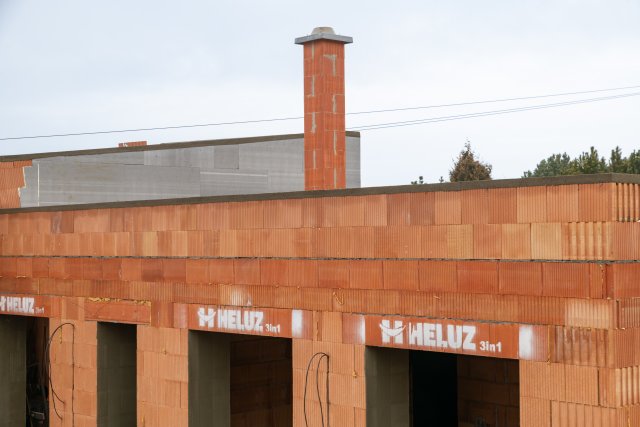 Hrubá stavba je řešena ze systému HELUZ včetně předkladů HELUZ 3in1 pro instalaci předokenního stínění.
