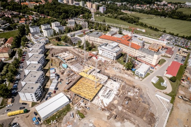  Důraz je kladen na přesnost a kvalitní provedení zdicích spojů, což zaručuje nejen pevnost konstrukce, ale i její energetickou účinnost.