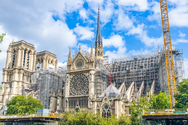 Stačí jediný pohled a budete mít pocit, že jste se ocitli v jiném čase. Notre-Dame není jen náboženskou ikonou, ale také hlavním bodem pařížského turistického průmyslu. Zdroj: JeanLucIchard, Shutterstock