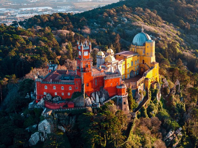 Palác Pena je jedním z nejnavštěvovanějších míst v Portugalsku – a není divu. Tento extravagantní žluto-fialovo-šedý zámek na skalnatém vrcholu působí na první pohled opravdu majestátně.
Zdroj: mairu10, Shutterstock