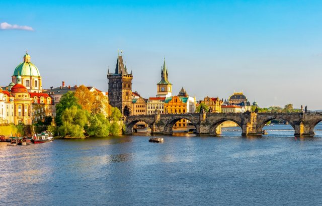 Karlův most spolu se Staroměstskou a Malostranskou mosteckou věží patří mezi největší turistické taháky Prahy – a právem.
Zdroj: Mistervlad, Shutterstock