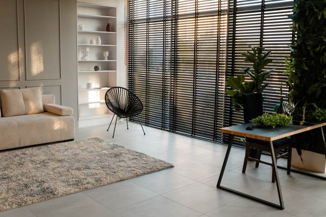 Vhodné stínění oken vám zajistí příjemné klima v bytě i v těch největších vedrech.
Kromě komfortu a designu vám navíc dobře vybrané zastínění ušetří peníze za energii. Zdroj: Serlena Bessonova, Shutterstock