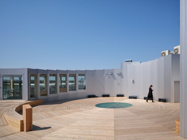 Konstrukce pavilonu je z moderních CLT panelů z českého dřeva a doplňuje ji skleněná fasáda, obojí vyrobené v Česku a dopravené po moři do Japonska. 
Zdroj: BoysPlayNice, www.boysplaynice.com