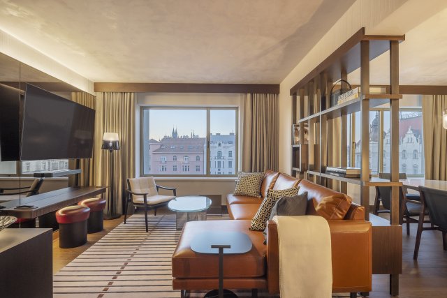 Interiéry jsou inspirované původní architekturou a dominují jim přírodní materiály. Vše ještě podtrhuje úchvatný výhled na Prahu.
Autor: Fairmont Golden Prague