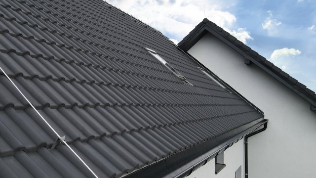 KM Beta vyrábí střešní krytinu, která je mechanicky odolná, mrazuvzdorná a tvarově stálá.