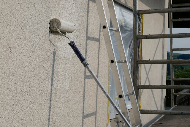 Renovační nátěr prodlouží životnost povrchu fasády a zlepší její vzhled. Stačí jen vybrat správný typ podle materiálu a mít jistotu, že je povrch čistý a suchý.
Zdroj: lara-sh, Shutterstock
