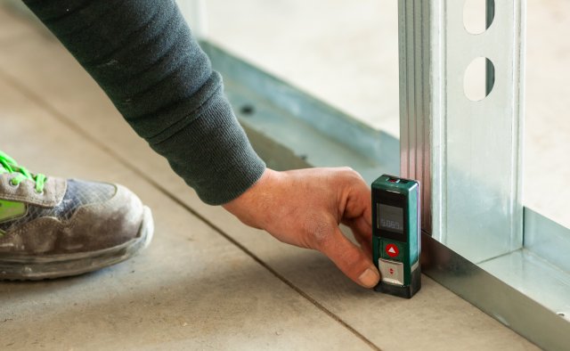Digitální laserový dálkoměr oceníte při stavbě svépomocí hlavně tehdy, když potřebujete rychle a přesně spočítat plochu pro podlahu, izolaci nebo výmalbu. 
Zdroj: Antonio Gravante, Shutterstock