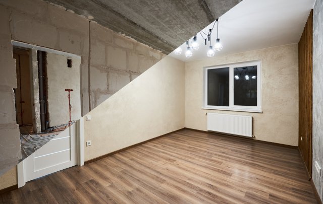 Program Nová zelená úsporám Light se hodí se zejména na základní úpravy, jako je zateplení stropu, výměna oken nebo dveří, a dotace se navíc vyplácí předem, takže není potřeba mít peníze předem z vlastních zdrojů.
Zdroj: anatoliy_gleb, Shutterstock