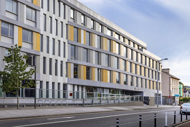  Fasáda z vláknocementových panelů Swisspearl dodává stavbě jedinečný charakter a dlouhou životnost. Zdroj: Archiv Swisspearl