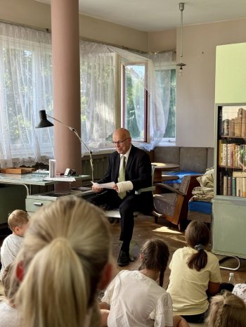 Vila ale není jen o prohlídkách – už teď se tu konají akce, které jí dávají nový život. Nedávno ožila například pohádkami bratří Čapků a hostila i Slam Poetry nebo Noc literatury. Zdroj: Facebook Medovy vily