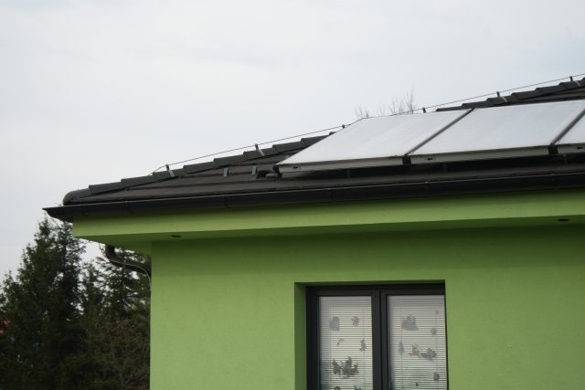 Střecha je sedlová, krytina je tvořena taškami KM Beta v černé barvě.