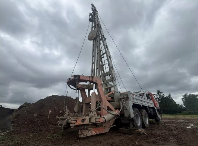 Na pozemek vyjela ještě během léta Tatra 815 s vrtnou soupravou, která prováděla širokoprofilové vrty vyztužené ocelovými výpažnicemi a do užších vrtů instalovala plastové trubice pro sledování spodní vody.  