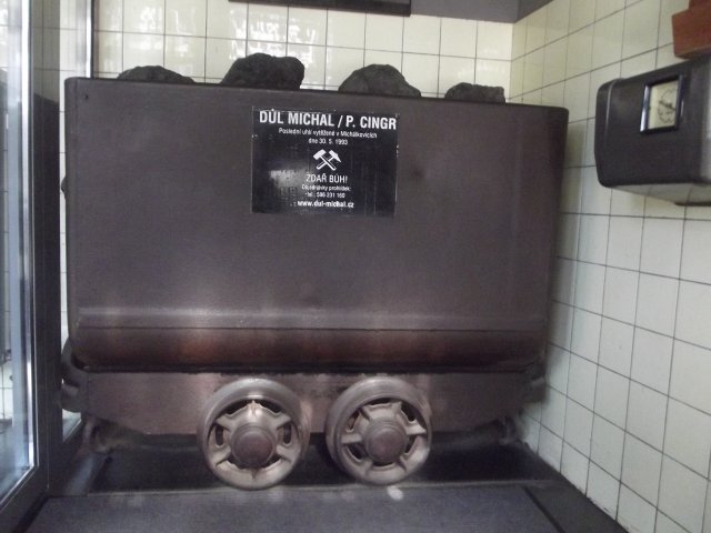 Poslední vozík uhlí z Dolu Michal, vyvezený 30. května 1993, dnes připomíná konec jedné hornické éry a s úctou vzdává hold všem, kteří tu po generace fárali.