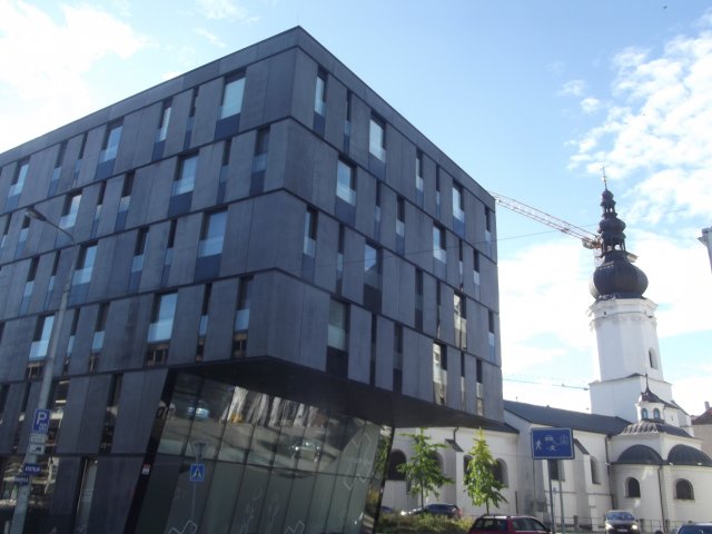 Tato moderní budova je součástí tzv. Malé Kodaně, v ulici Biskupská zasahující do náplavky levého břehu řeky Ostravice.