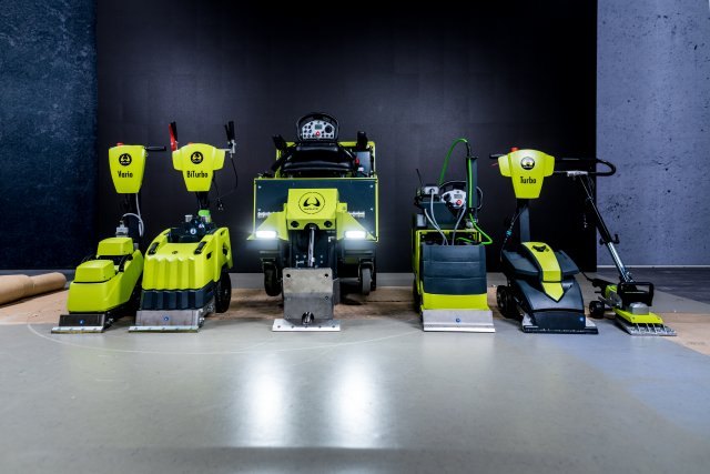 Mezi nejdůležitější stroje značky WOLFF patří takzvané strippery, stroje k odstraňování starých podlahovin a podkladů. Zdroj: UZIN UTZ