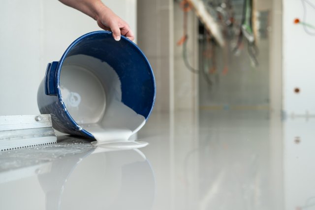 Samonivelační hmoty UZIN se snadno rozlévají a vytváří dokonale rovný podklad pro pokládku podlahových krytin. Zdroj: UZIN UTZ