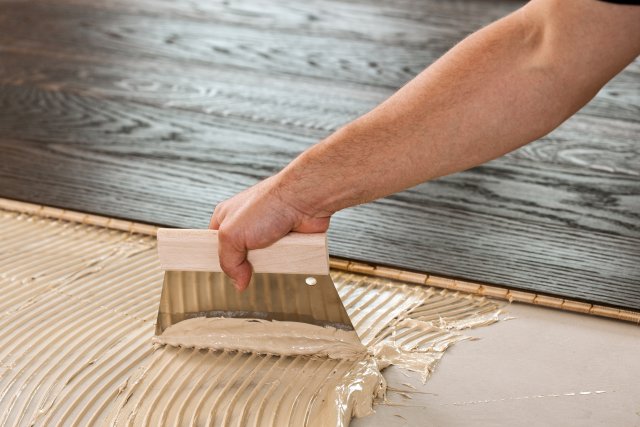 Parketová lepidla UZIN nabízejí široké využití pro různé typy dřevěných krytin.    Zdroj: UZIN UTZ