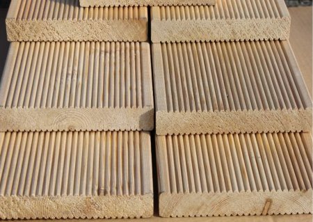 Terasová prkna ze sibiřského modřínu.