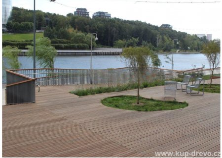 Jak vidíme, po 3 letech provozu si dřevo zachovává krásný vzhled a nepoškozuje se.
