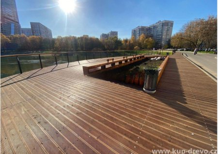 Nebo například terasa kolem rybníka, otevřená v roce 2021. K datu vydání článku jsou jí také více než 3 roky. Zdroj: DS Forest Trade