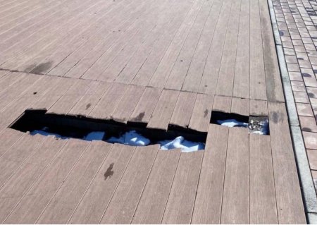 Terasa z WPC v Plzni – po první zimě (−5 °C) popraskala.