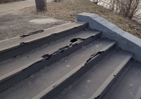 Schodiště z WPC v městském parku – po prvním roce provozu.