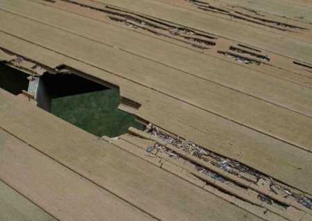 Terasa z WPC u jezera – po 3 letech popraskala a ztratila vzhled.