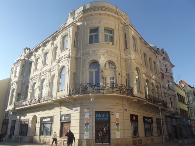 Bývalá kavárna Praha na rohovém domě dnešního Masarykova náměstí – kdysi elegantní secesní podnik se stovkami míst k sezení, dnes přetvořený na moderní obchody.
Zdroj: Mgr. Zdeněk Svoboda