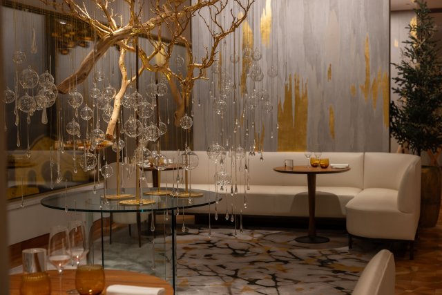 Hlavními prvky výzdoby jsou přírodní struktury, sklo a mech.