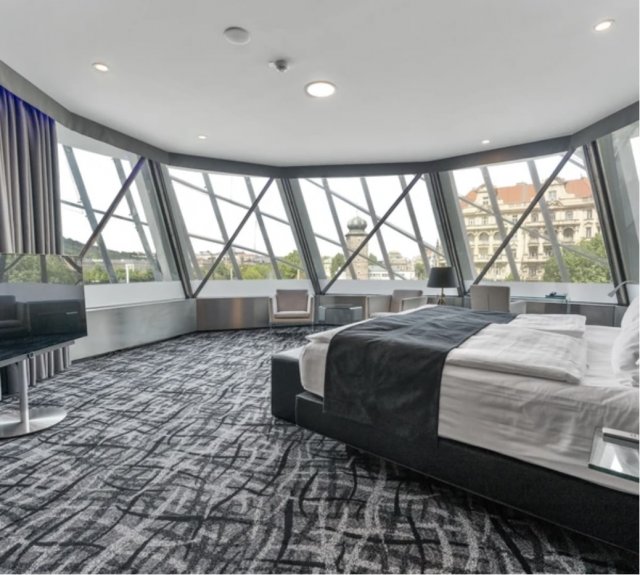 Ubytovat se můžete v jednom ze 40 luxusních pokojů s nezapomenutelným výhledem. Zdroj: Tančící dům