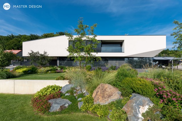 Po vizuální i hmatatelné stránce je moderní architektura náročná převážně na přírodní a pravé materiály. 