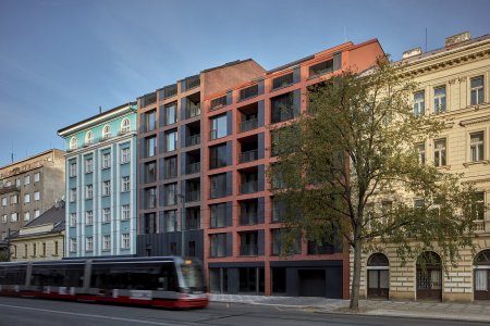 Designový bytový dům IconiK vyrostl v centru Prahy. Na snímku pohled z ulice Sokolovská. Foto: Martin Tůma, BoysPlayNice