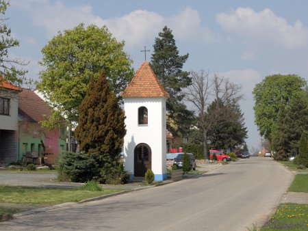 Zvonice na návsi. Foto: RomanM82, Wikipedia, CC BY-SA 3.0