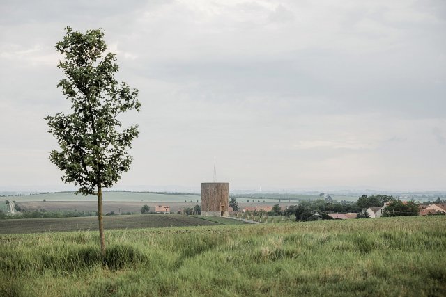 Kaple je viditelná z mnoha pohledů a v místě není dána jakákoliv jasná směrovost.