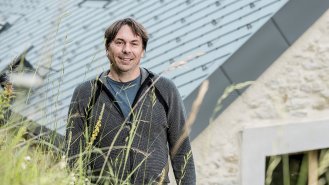Pan Stéphan Clet, jemuž byla svěřena náročná pokládka střešní krytiny.