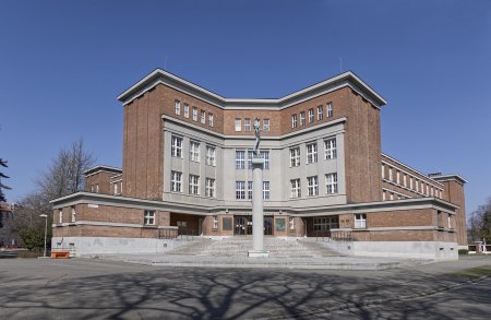 Budova dnešního gymnázia J. K. Tyla byla vystavěna na základě projektu Josefa Gočára, a to v letech 1925–1927.