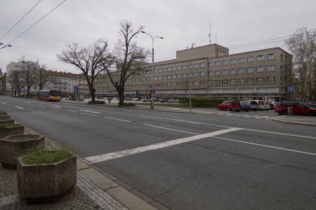 Budova Ředitelství státních drah situovaná na jižní straně Ulrichova náměstí v Hradci Králové.