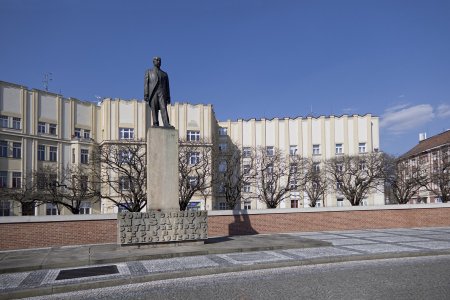 Část budovy Anglobanky na pozadí za pomníkem T. G. Masaryka, jenž dominuje celému náměstí.
