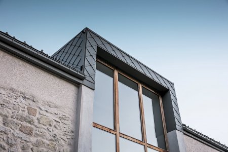 V rámci rekonstrukce budova dostala nová vikýřová okna, která zajišťují lepší prosvětlení prostor. Architektonické řešení je funkční a zároveň esteticky hodnotné.