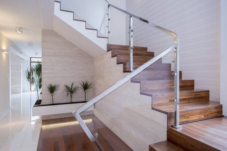 Dřevěno-skleněná schodiště ocení ti, kteří mají rádi přírodní vzhled dřeva a elegancí skla. Hodí se do moderních i nadčasových interiérů, ale je dobré počítat s pravidelnou údržbou skleněných částí, které mohou být náchylné na otisky a nečistoty. Foto: Ground Picture, Shutterstock