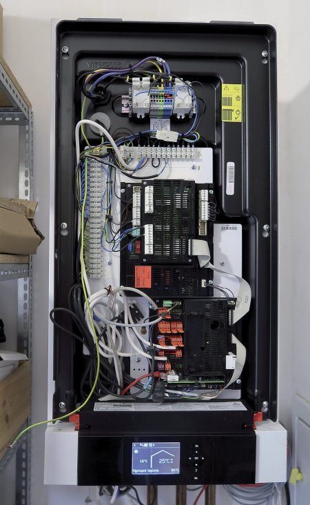 Vnitřní jednotka umožňuje bezproblémové napojení řady čidel, externího elektroměru, má port pro modbus komunikaci atd. V závislosti na připojených věcech se aktivují příslušné funkce; například chlazení vyžaduje osadit teploměr na trubku s výstupem topné vody