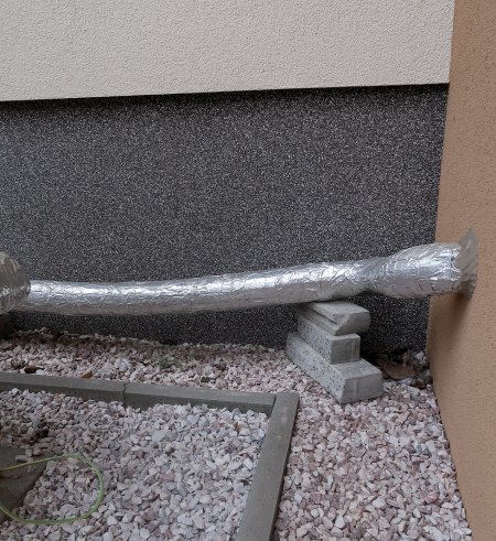 Detail prostupu zdí. Pro ukotvení venkovní jednotky jsme využili již existující betonovou plochu, která se nachází pod drceným kamenivem.