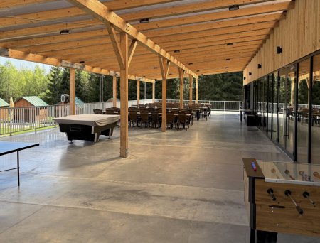 Nově otevřená moderní restaurace s rozsáhlou terasou vedle příjemného posezení nabízí i řadu herních prvků.
