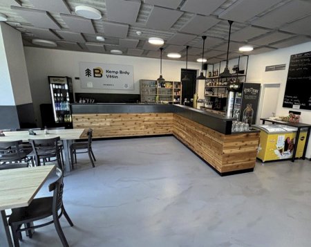 Nově otevřená moderní restaurace s příjemným posezením.